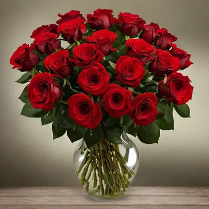 Splendid Long Stemmed 30 Red Roses in a Vase